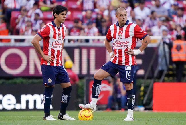 Macías junto a Chicharito 