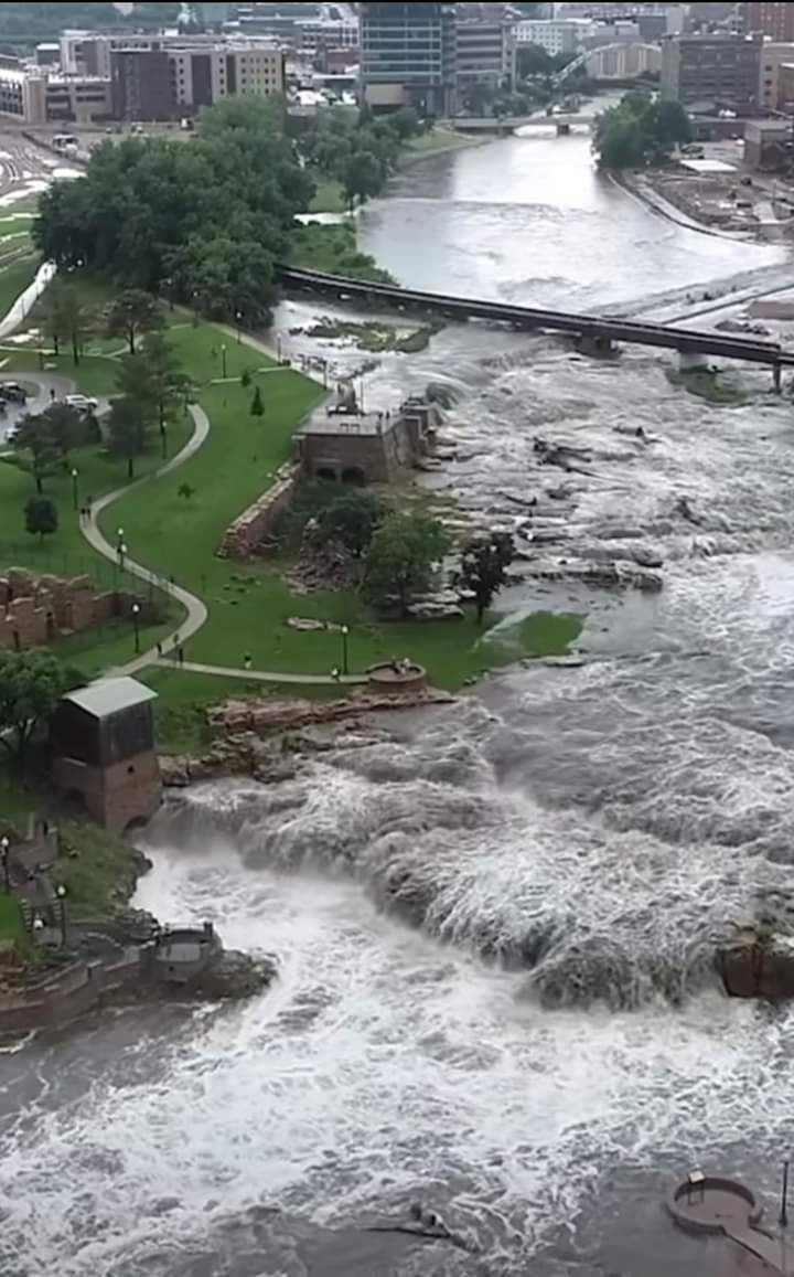 El río rock se desbordó lo que afectó a la comunidad de Iowa.