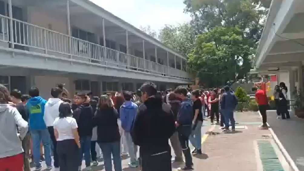 Personas salieron de los edificios donde estaban ante el movimiento telúrico. 