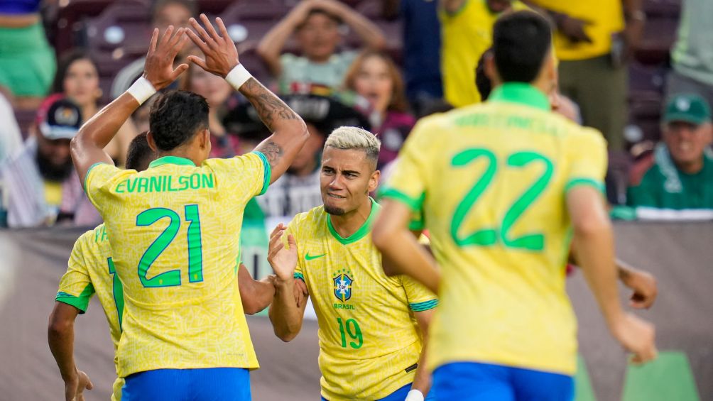 Los brasileños celebran el gol ante México