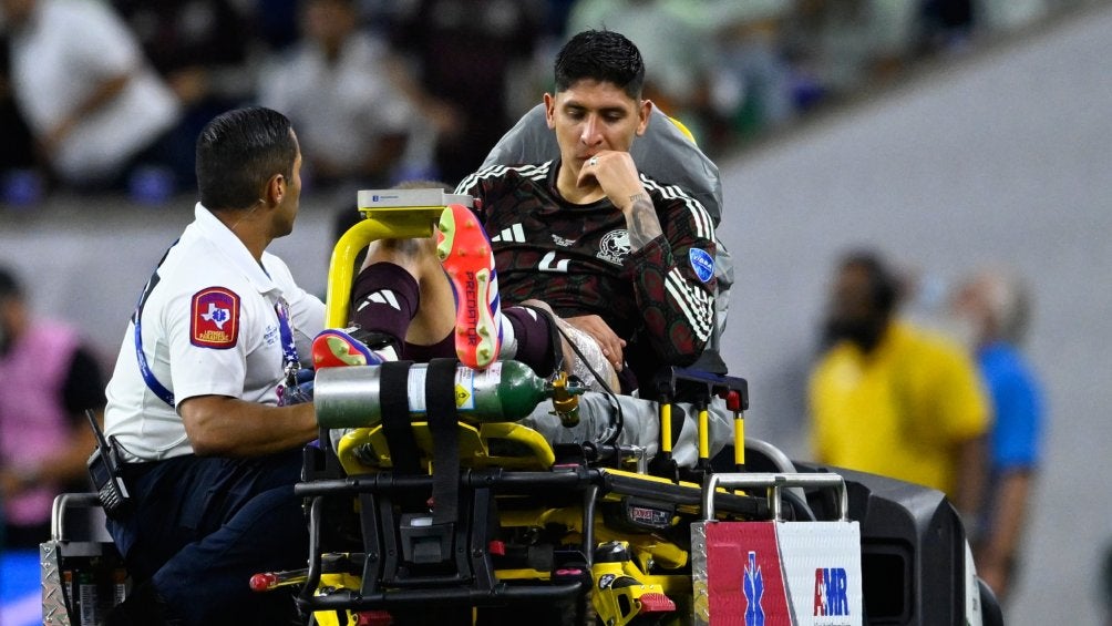 Edson Álvarez saliendo el camilla del partido directo al hospital