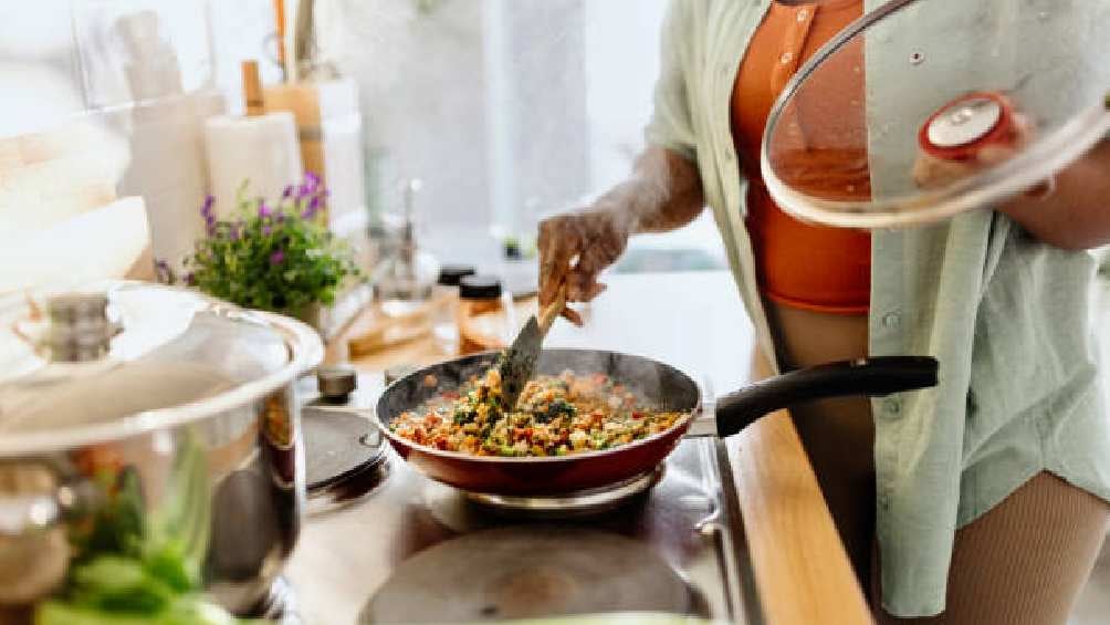 Las trabajadoras del hogar también tienen derecho a comer gratis en donde laboran. 