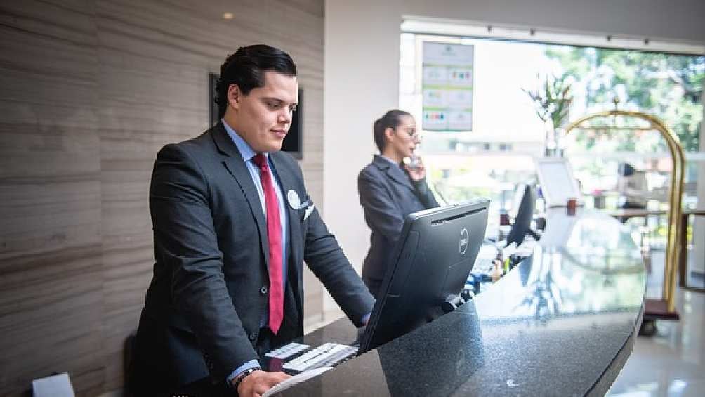 Las personas que trabajen en un hotel también deben recibir alimento gratis. 