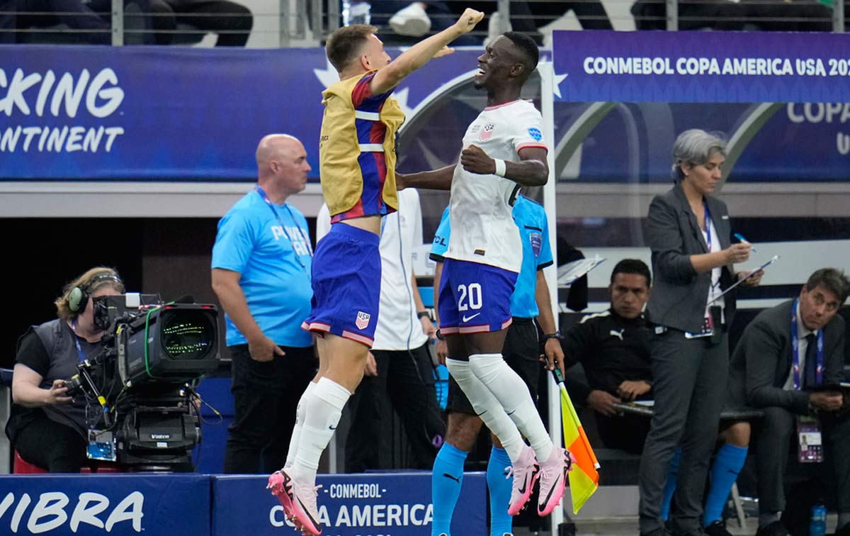 Jugadores de Estados Unidos celebran gol ante Bolivia