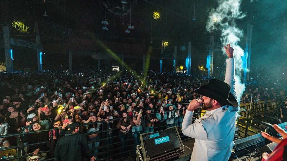 Gerardo Ortiz se presentó en el baile de la Feria de San Juan Bautista. 