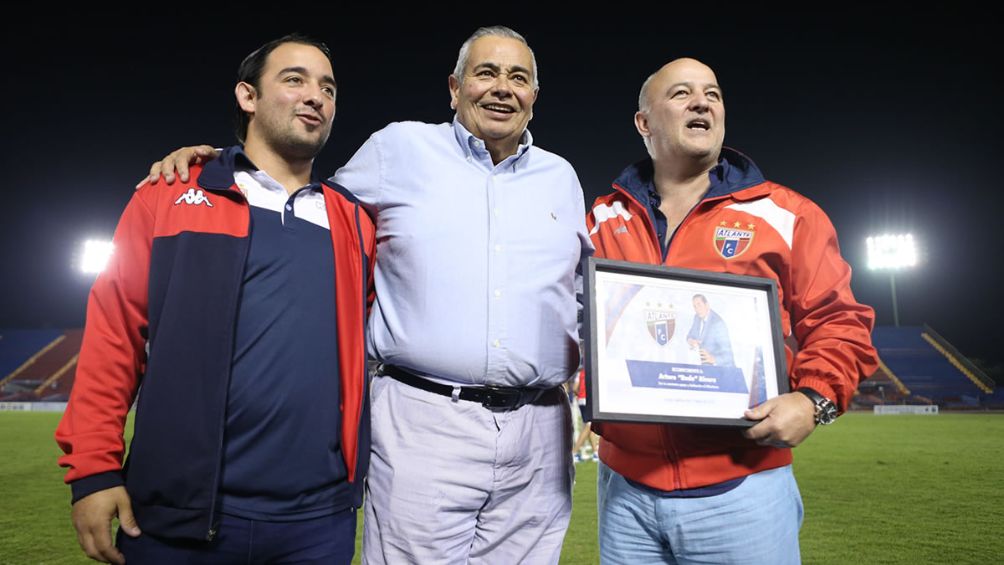 Rivera homenajeado por el Atlante