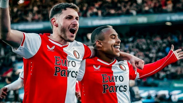 Giménez celebra con el Feyenoord