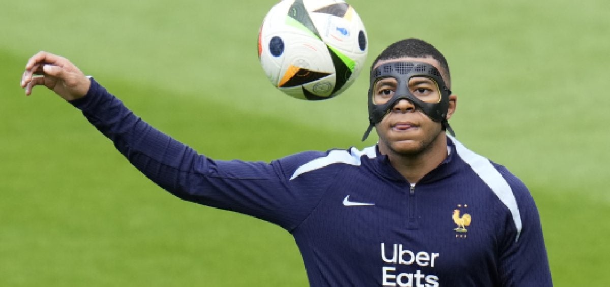 Kylian Mbappé con mascarilla