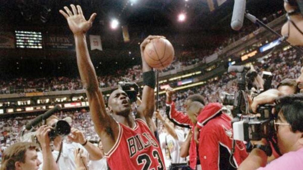 Michael Jordan celebra una victoria con los Bulls