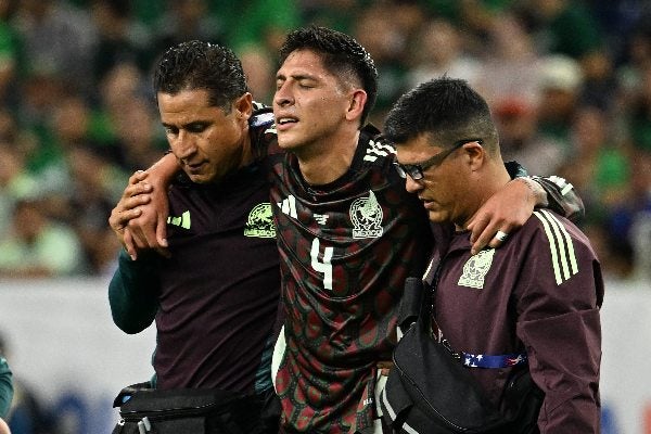 Edson Álvarez abandonó el juego ante Jamaica por lesión