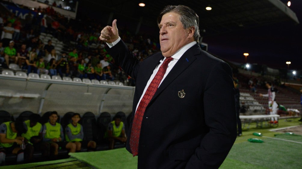 Miguel Herrera dirigiendo al Tri