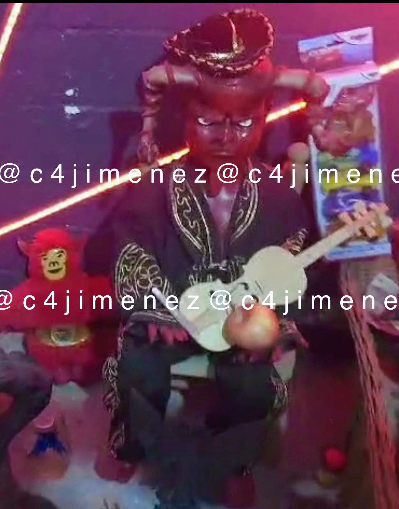 KeMalito fue colocado junto a un demonio vestido de mariachi.