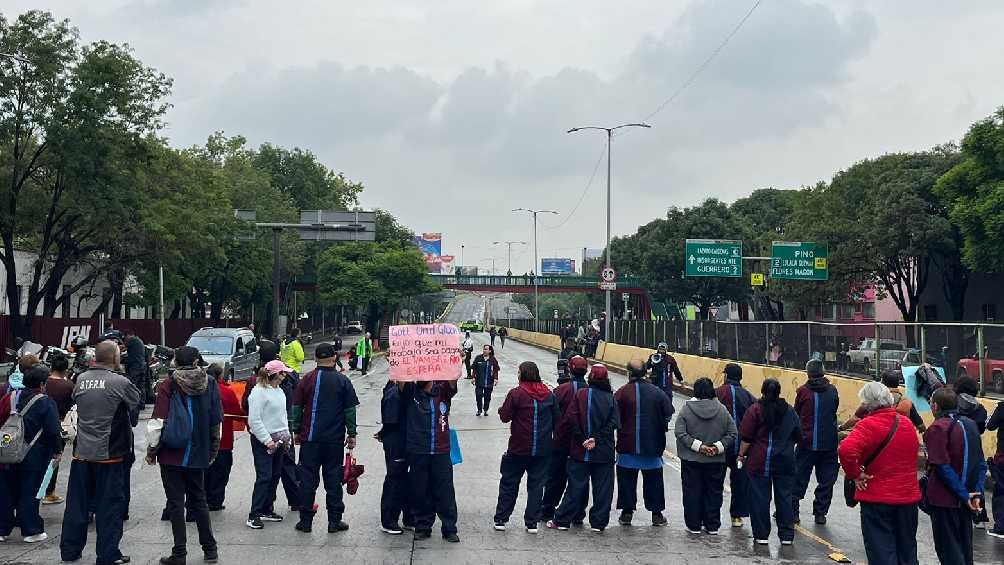 Desde temprana hora trabajadores del IPN se manifestaron en Circuito Interior. 