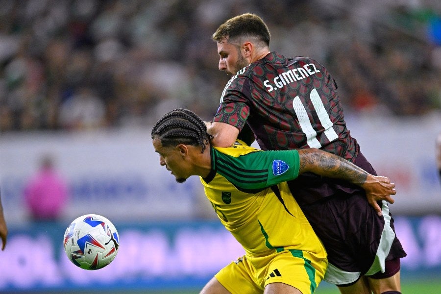 Santiago Giménez en el duelo ante Jamaica