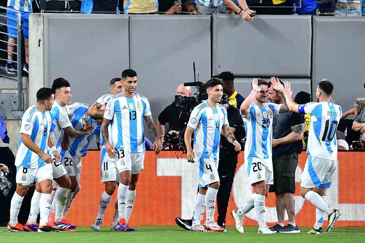 Argentina venció a Chile en el último suspiro de su segundo partido