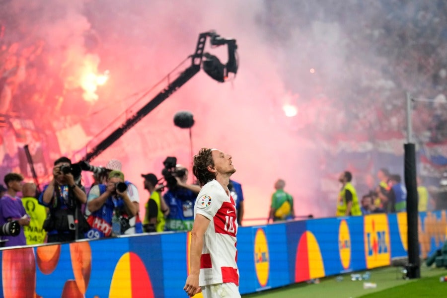 Luka Modric festejando su gol ante Italia