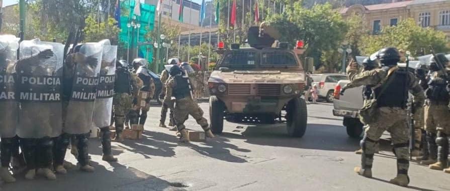 Con un tanque tumbaron la puerta de la 'Casa Grande'.