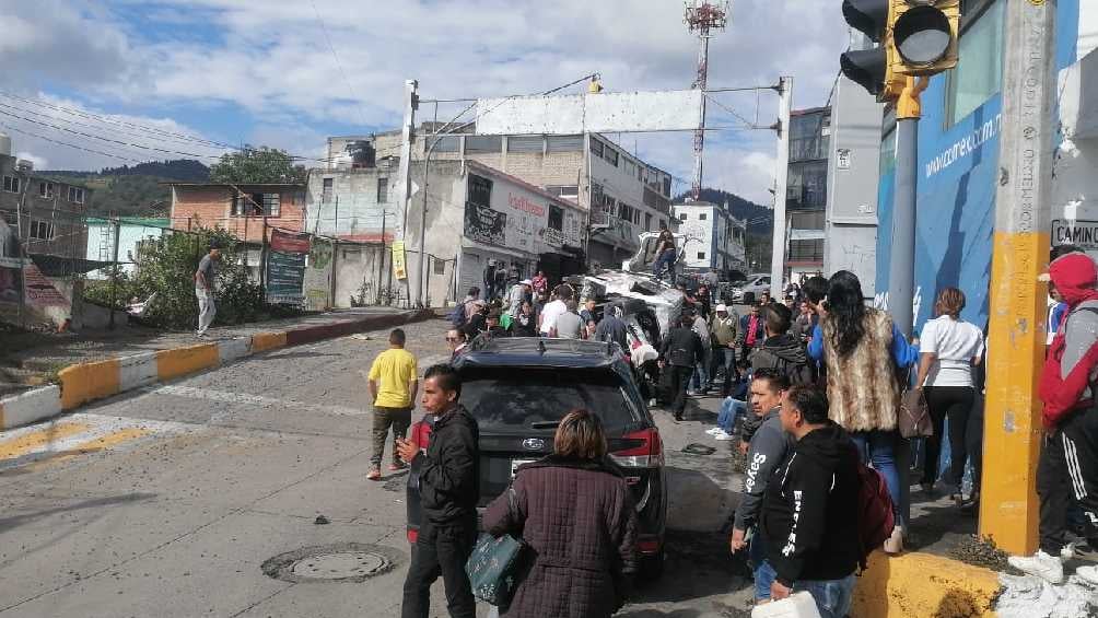 Vecinos auxiliaron a los afectados mientras llegaban los cuerpos de emergencia. 