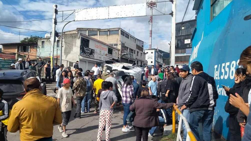 Además de la combi, un carro y una motocicleta también resultaron afectados. 