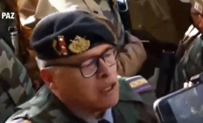 El comandante general trató de dar un golpe de Estado.