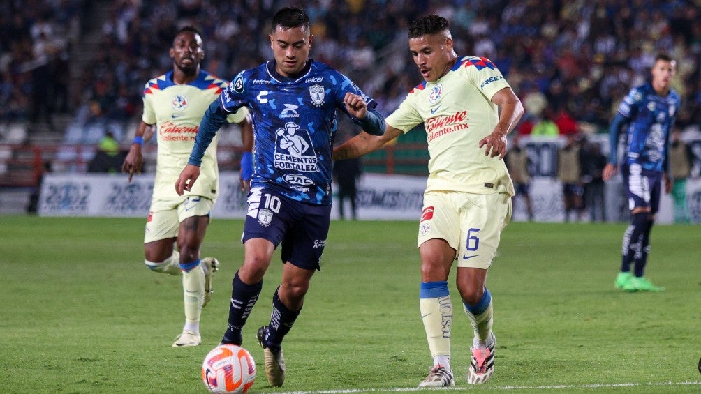 ¡Su nuevo 'plumaje'! Erick Sánchez fue captado mientras firmaba playeras del América