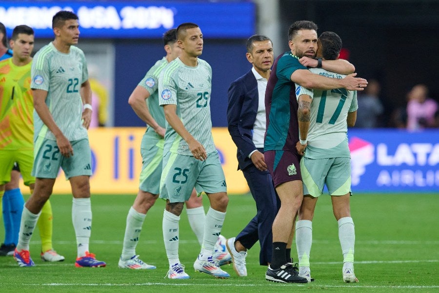 Jaime Lozano con jugadores del Tricolor