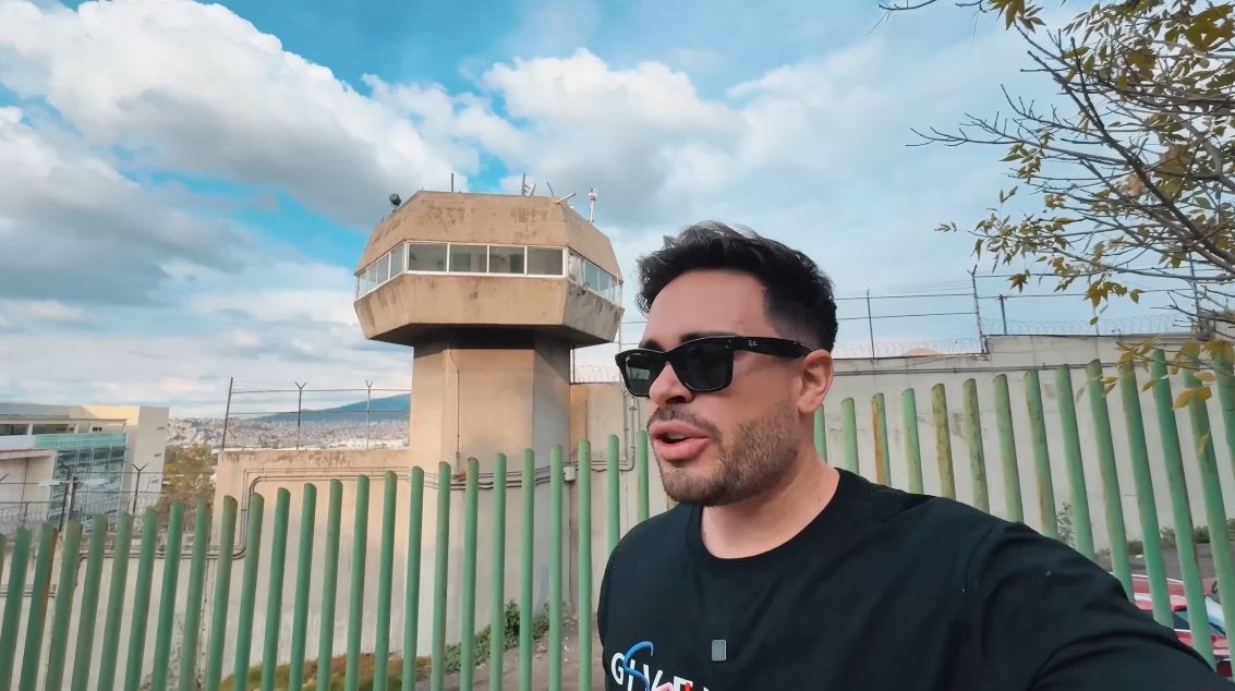 El youtuber fue a preguntar a los guardias para ver si lo dejaban pasar.