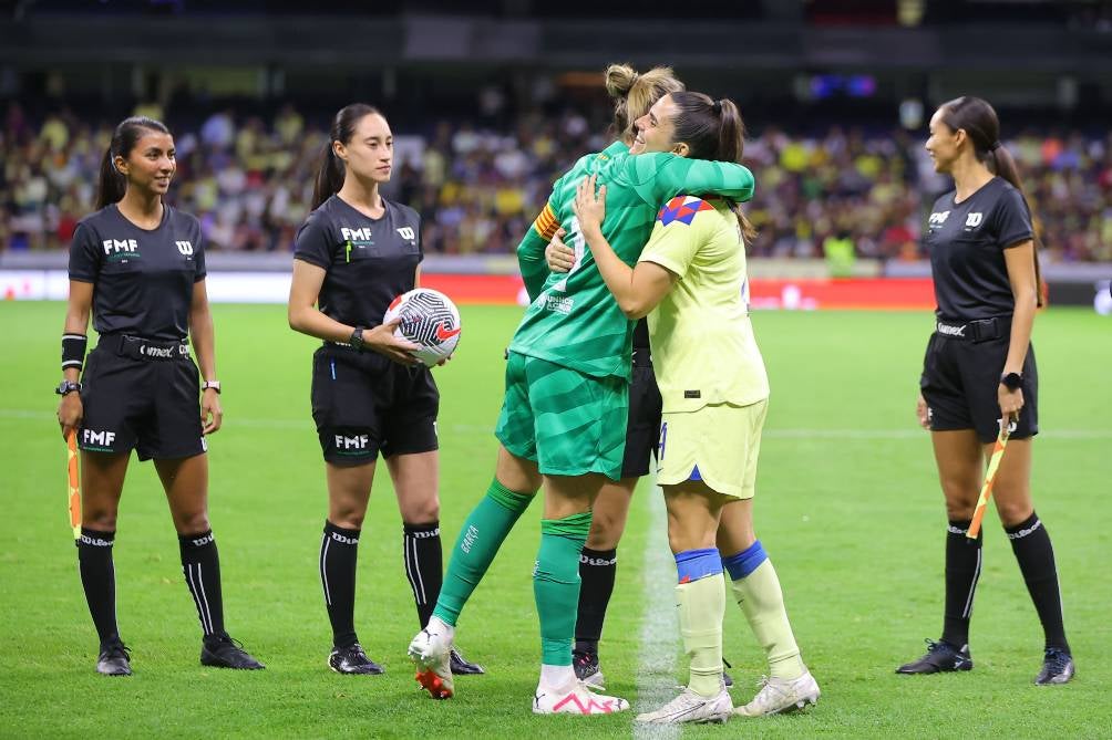 Sandra Paños saluda a Andrea Pereira 