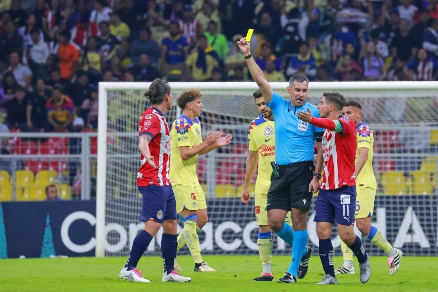 Mario Escobar en un Clásico Nacional