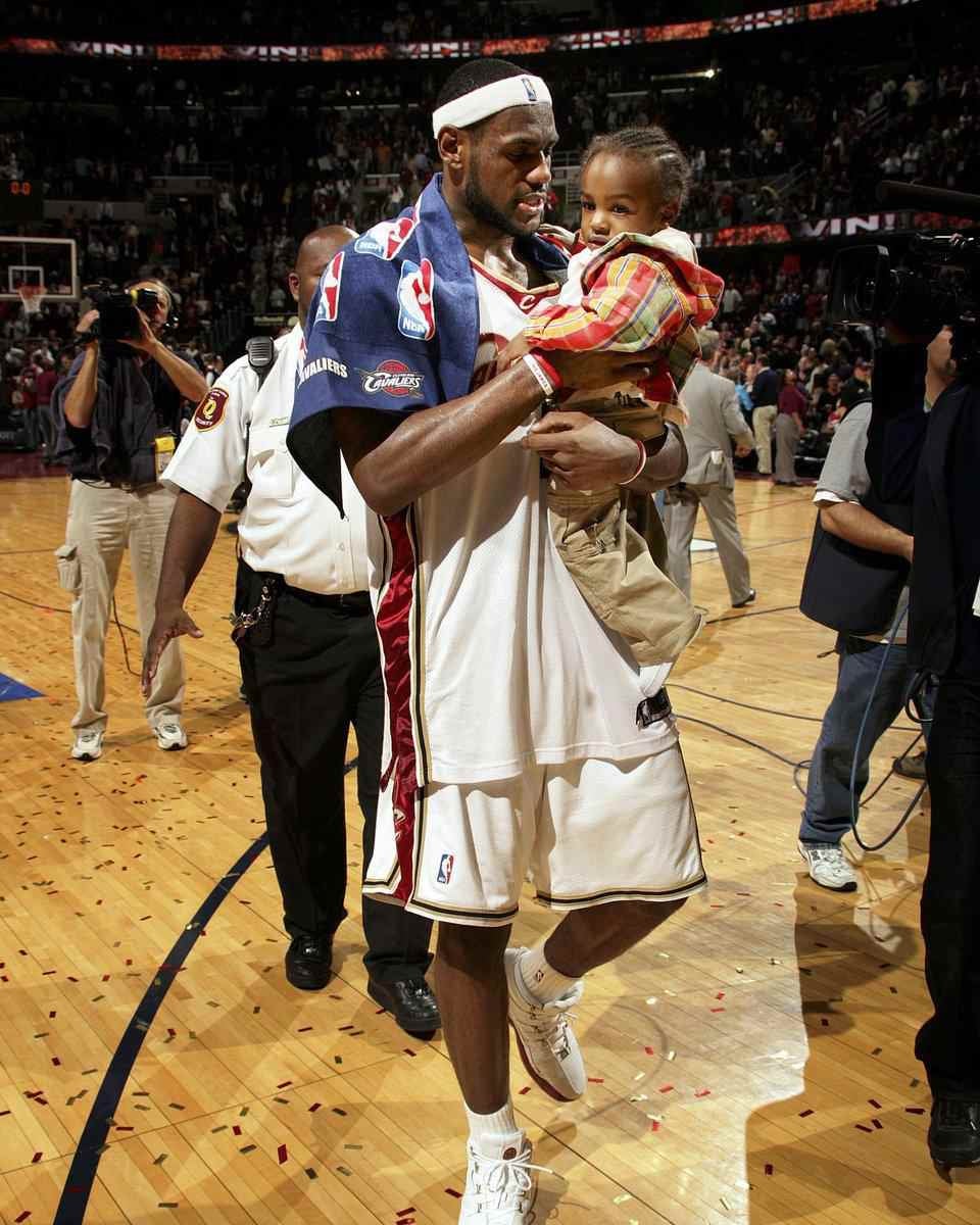 LeBron y su hijo Bronny jugarán en Los Lakers