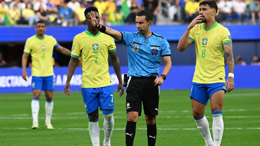 César Ramos pitó el partido de Brasil