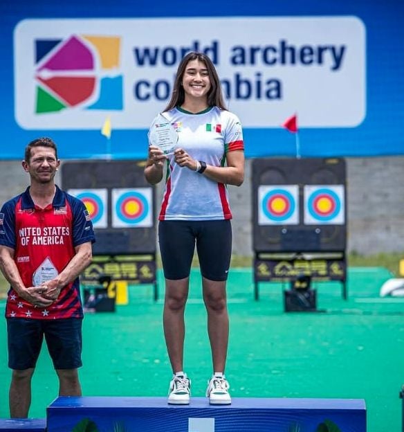 Ángela Ruiz recibe el trofeo a la arquera americana del año Sub 18