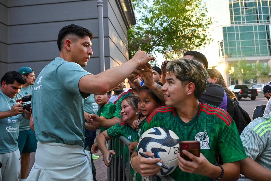 Edson Álvarez en su llegada a Arizona