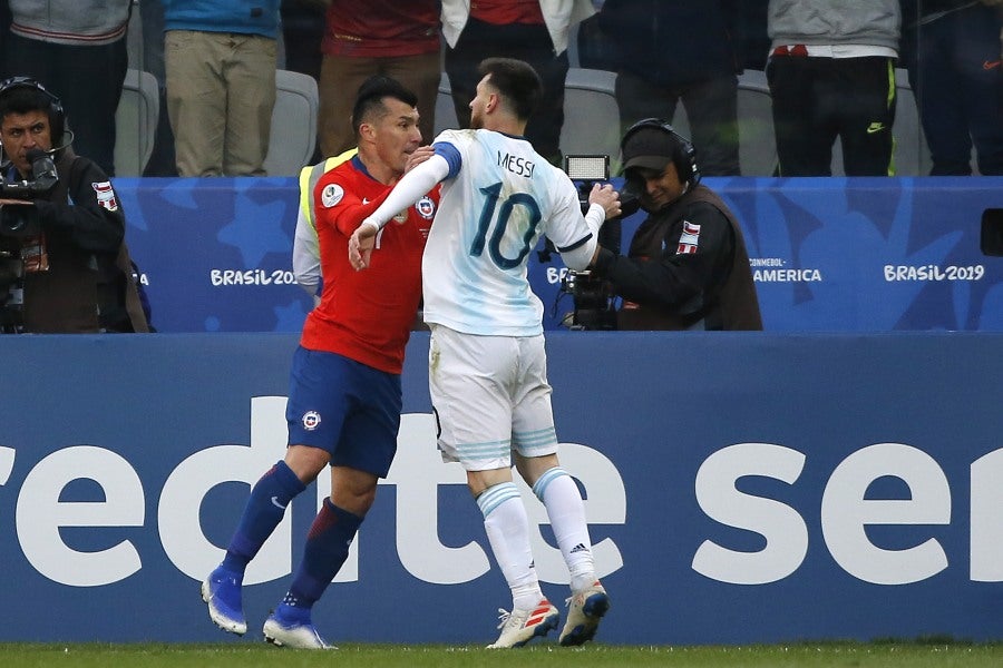 Gary Medel en un duelo de Copa América