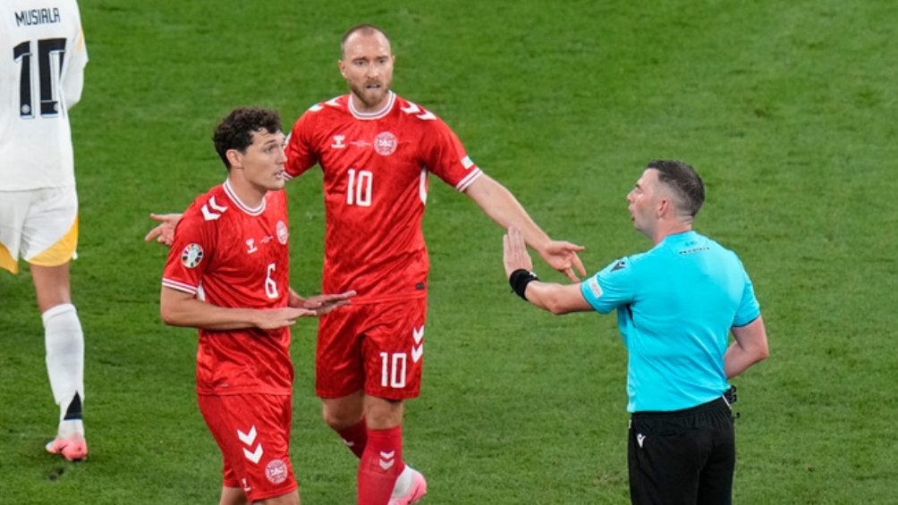 Jugadores de Dinamarca reclamando el gol anulado