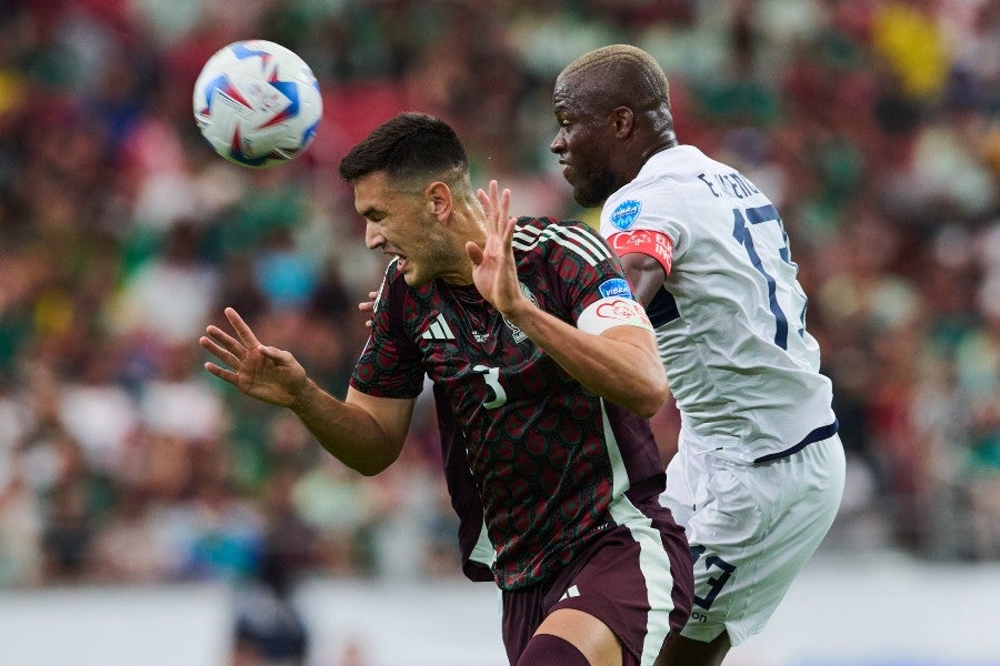 César Montes en el duelo ante Ecuador