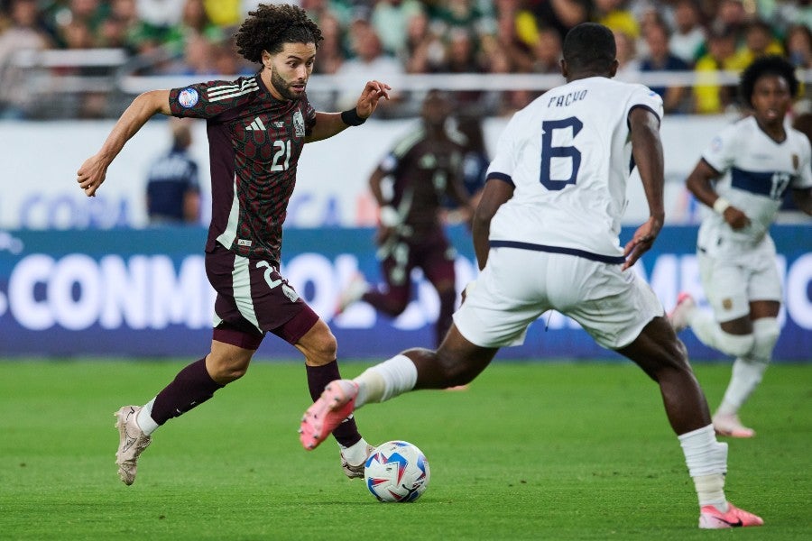 Chino Huerta en el partido ante Ecuador