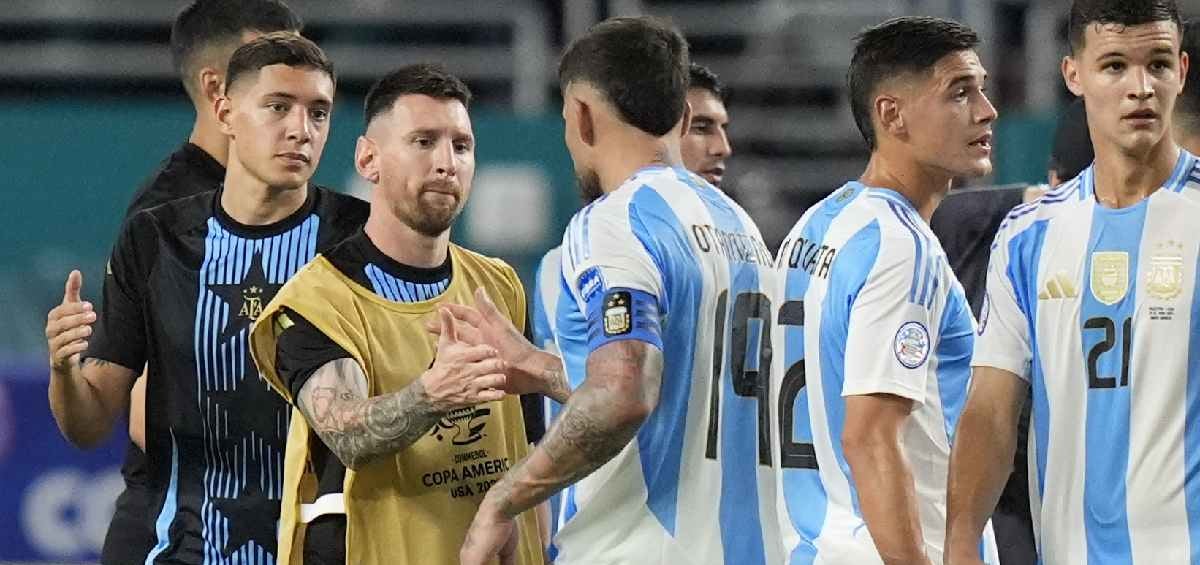 Lionel Messi en la banca ante Perú