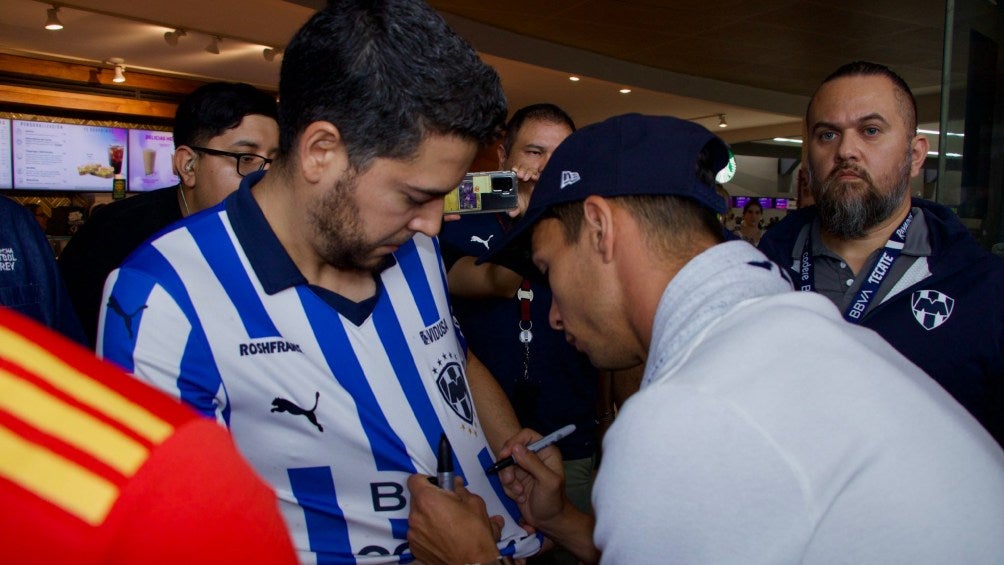 Óliver Torres firmó autografos a su llegada a Monterrey