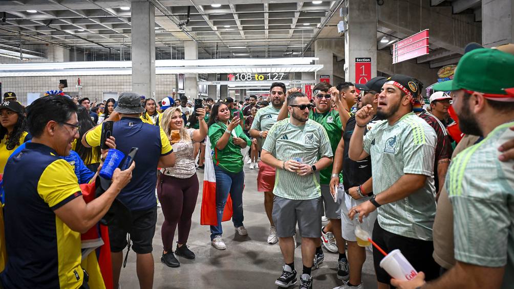 Afición mexicana en el Estadio de la Universida de Phoenix