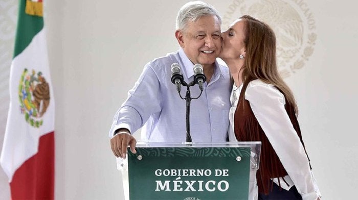 Beatriz Gutiérrez Müller y Andrés Manuel López Obrador posando juntos