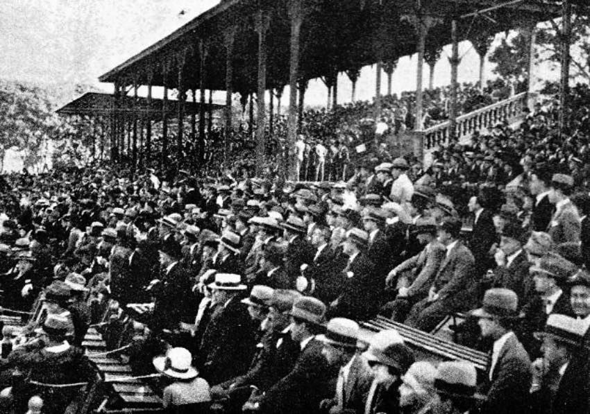 Afición en el Estadio Nacional de Lima 1927