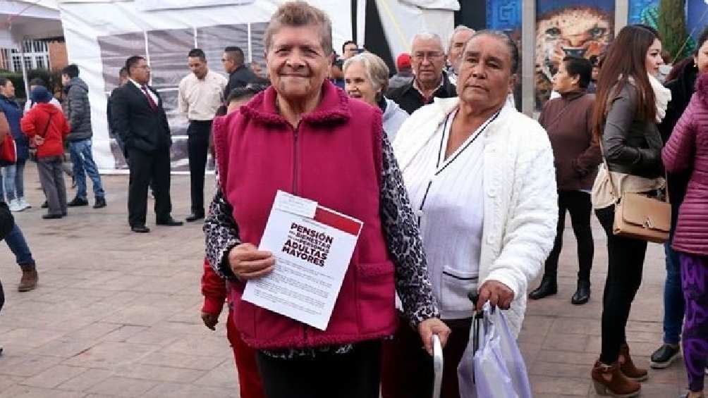 Cada personas de la tercera edad recibe 6 mil pesos bimestrales. 