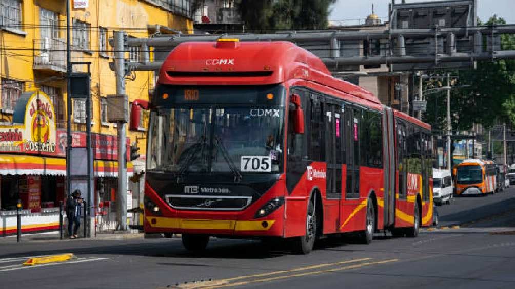 El Metrobús es otra buena opción de transporte, con un costo por viaje de 6 pesos. 