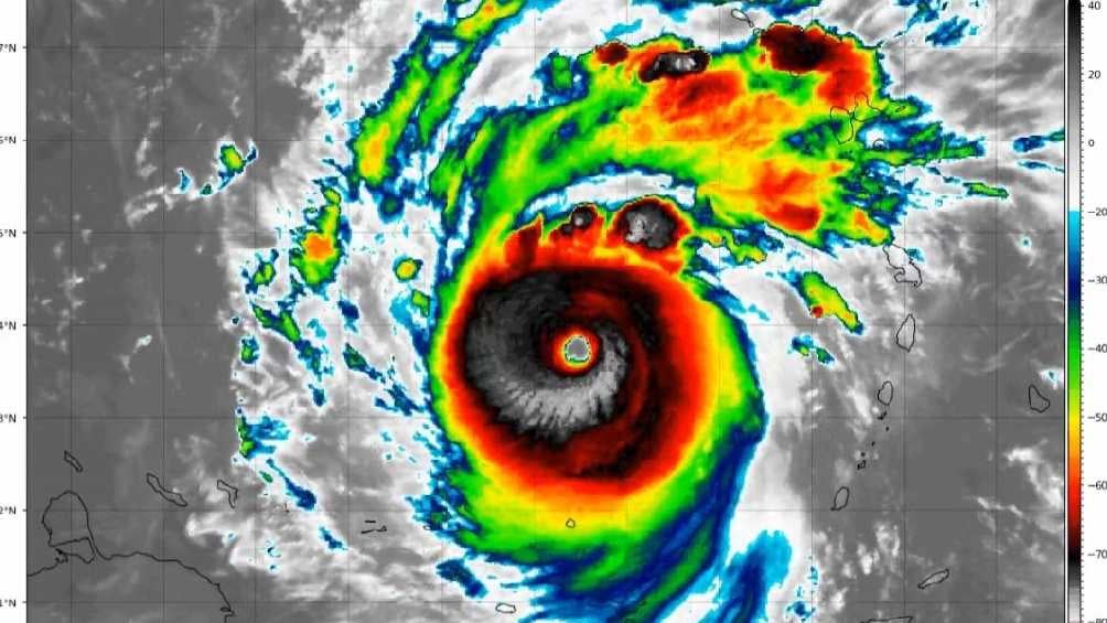 Beryl se espera toque tierra el jueves como huracán categoría 5. 