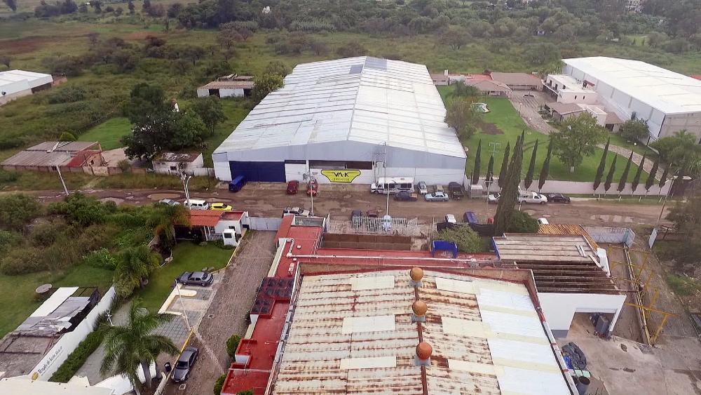 Este es el taller de los 'Mexicánicos' donde el equipo hace maravillas con los autos.