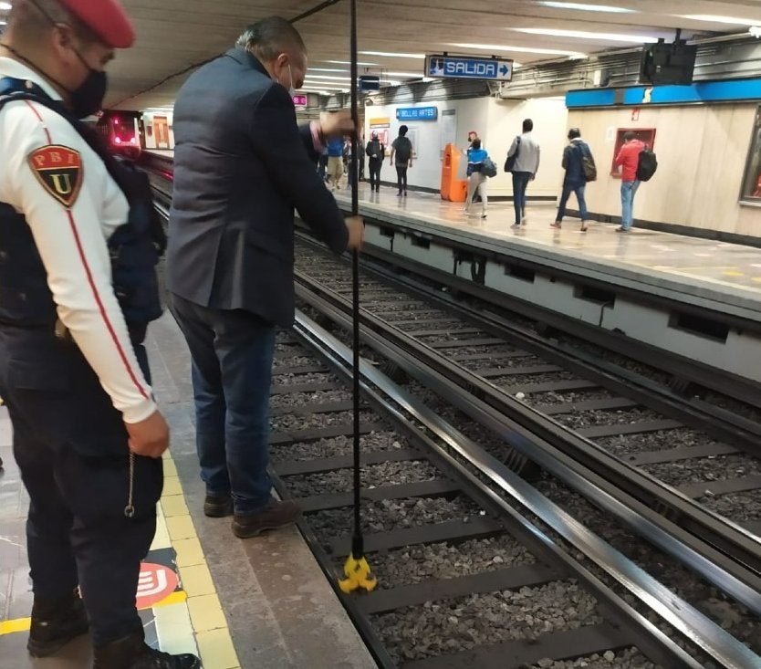 Personal del Metro busca de mantener las vías limpias.