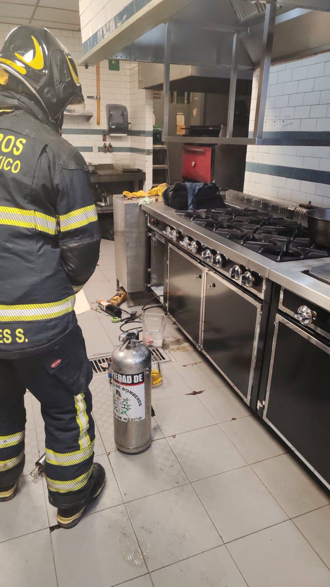 Los Bomberos revisaron que no hubiera fugas de gas en el lugar.