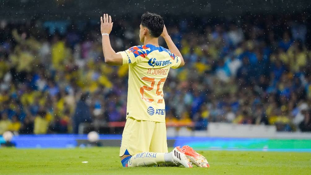 Ramón Juárez festeja un gol 