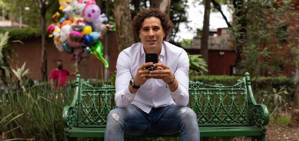 Guillermo Ochoa presume jersey